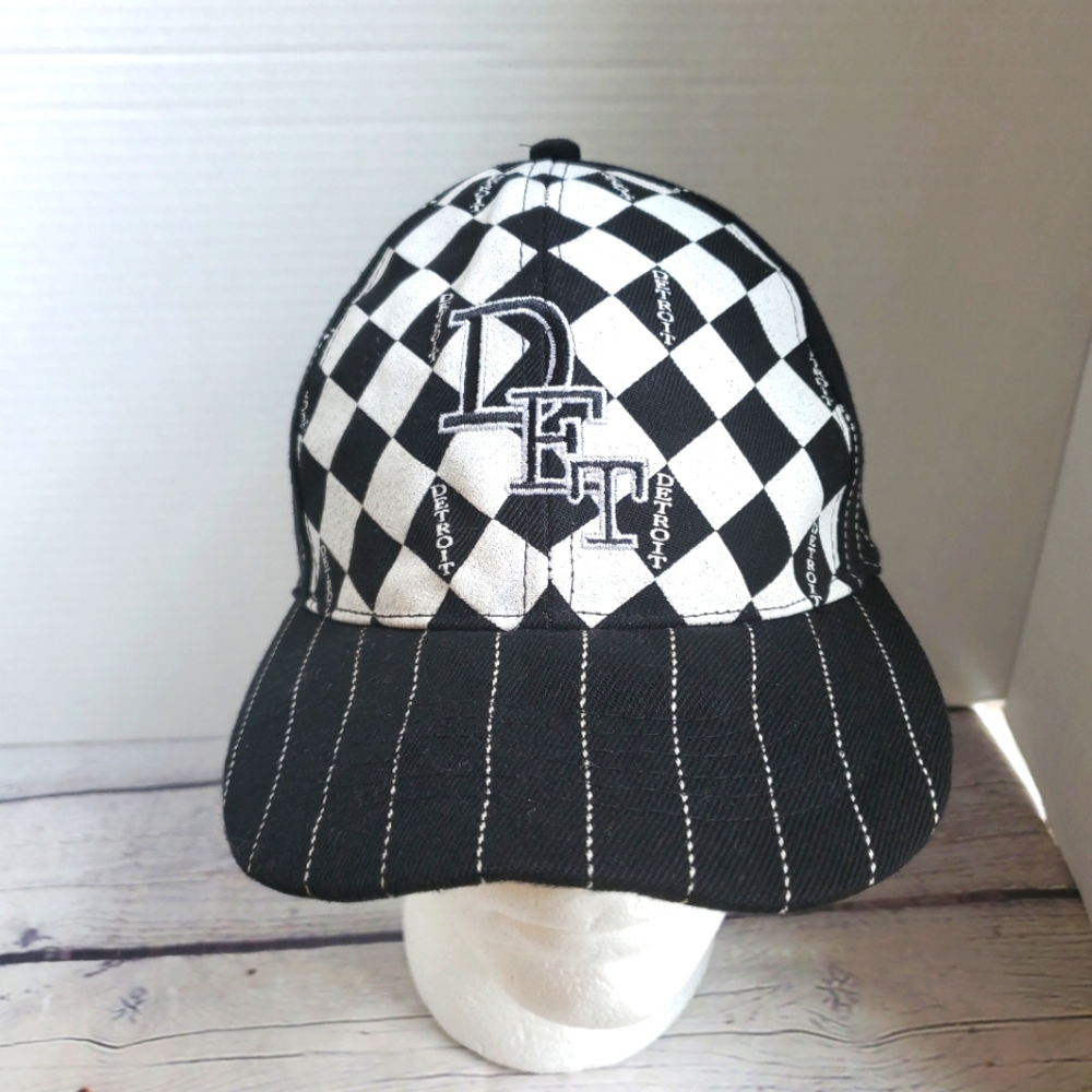 DETROIT CAP BLACK/WHITE SIZE MEDIUM